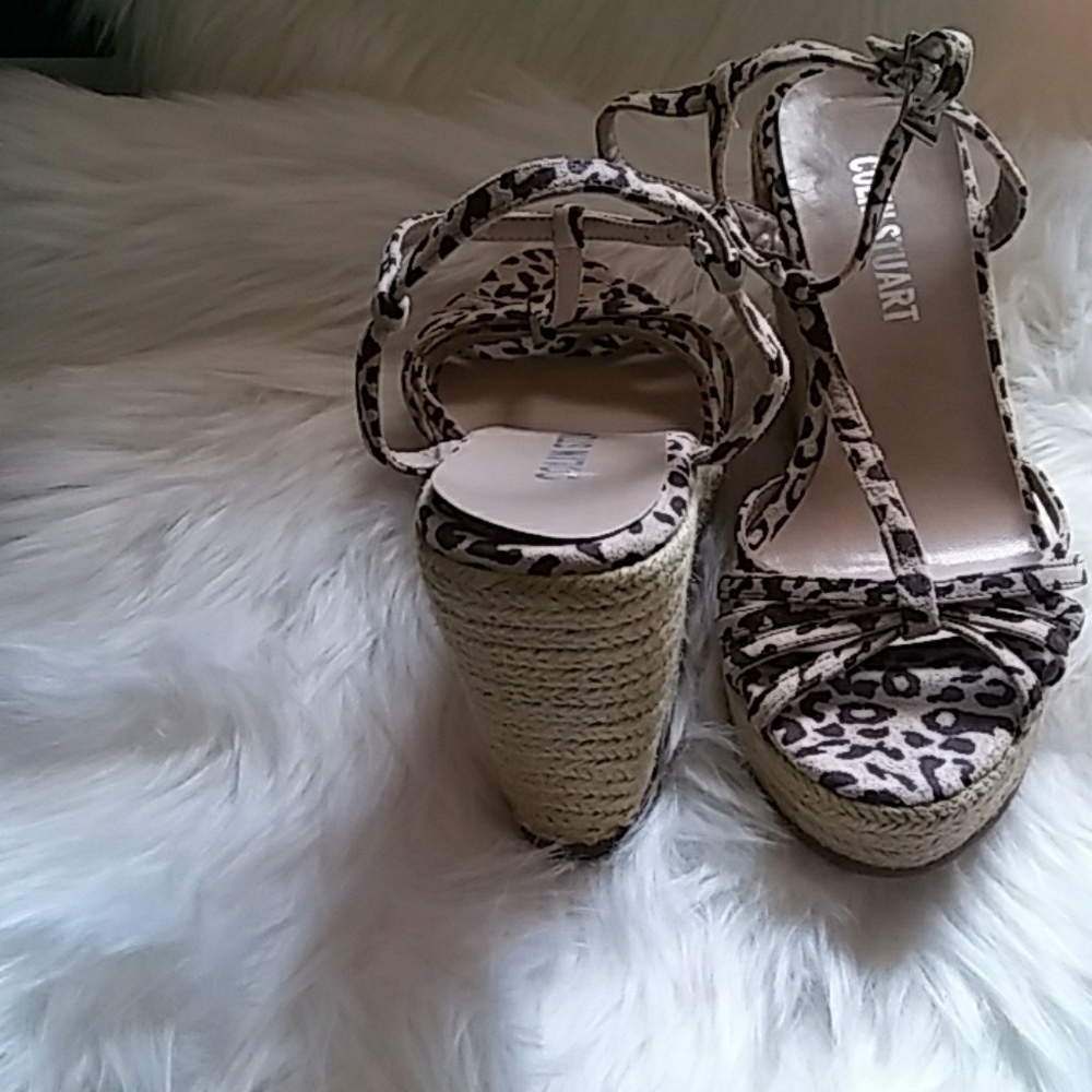 🎉SALE🎉Colin Stuart -Animal print t-strap sandals - Picture 2 of 4